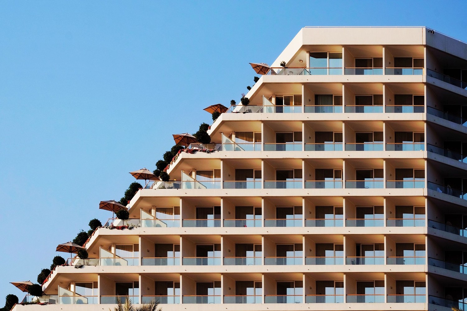 Multifamily and hospitality-style building
